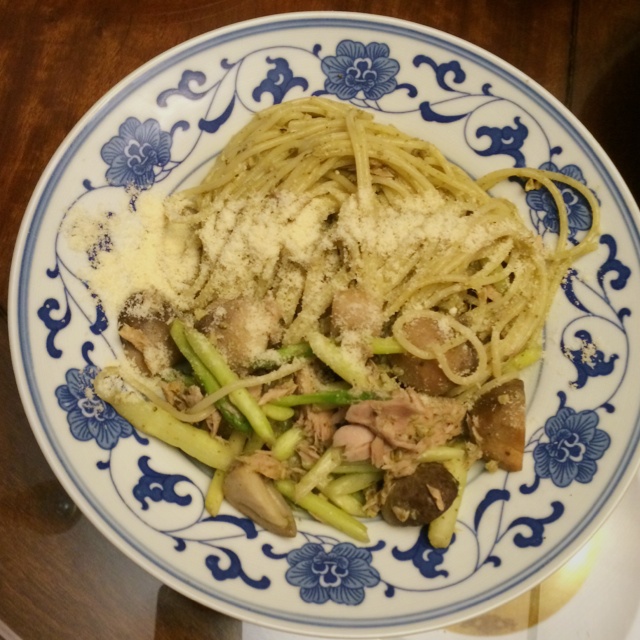 金枪鱼罗勒酱意面