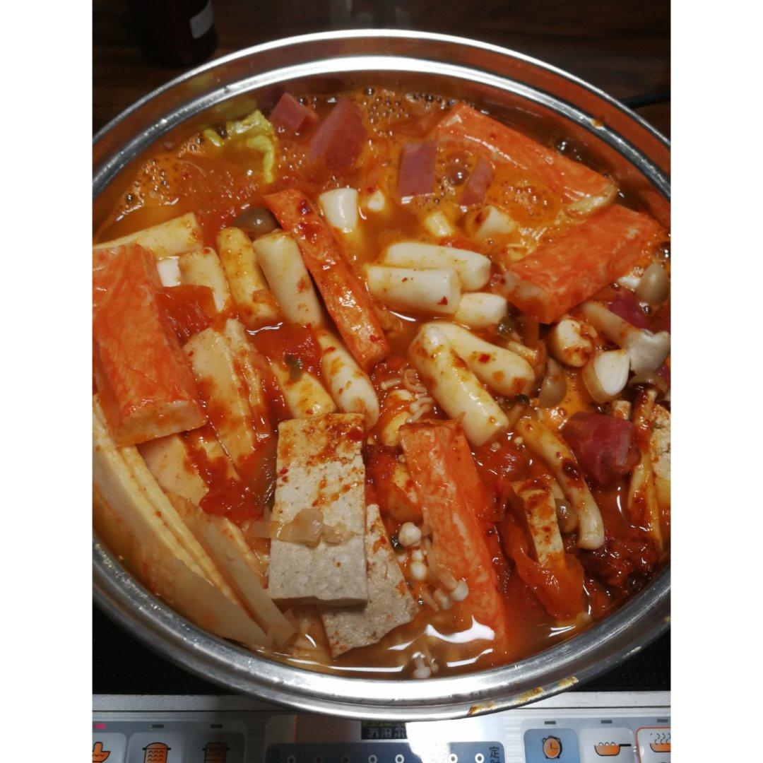 韩国芝士年糕锅（辣白菜部队火锅）