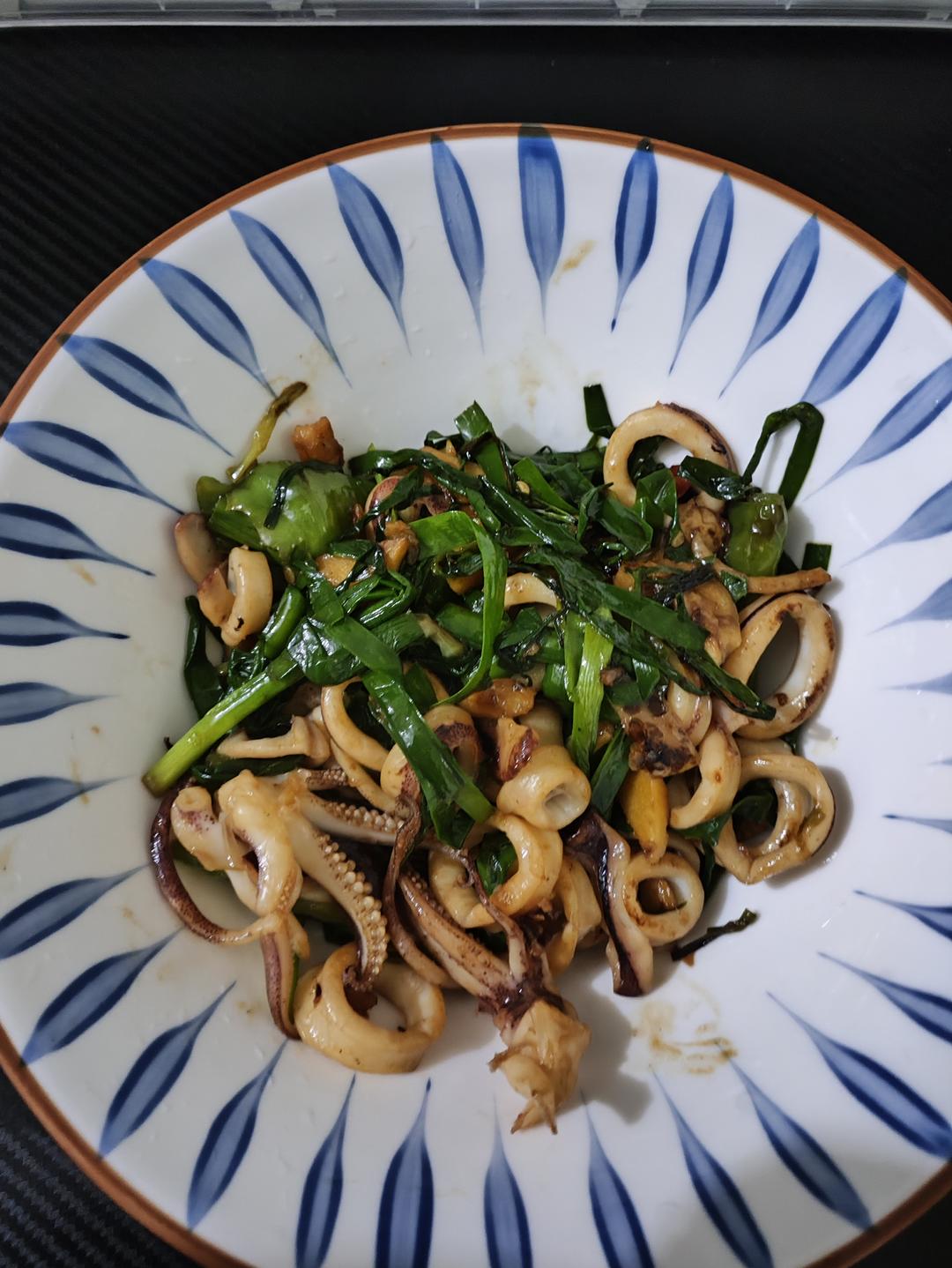 鲜嫩美味的韭菜炒鱿鱼