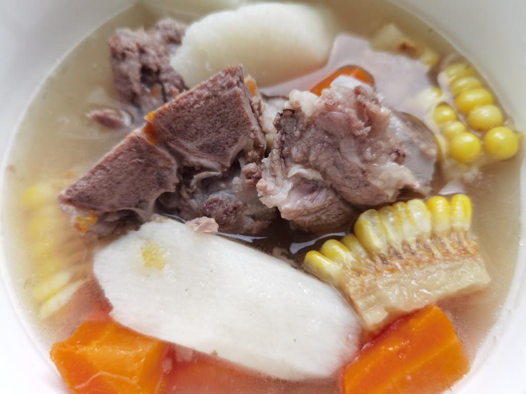 淮山玉米胡萝卜排骨头汤的做法