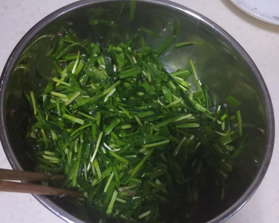 [十分钟快手菜]简单又美味——韭菜炒虾酱鸡蛋的做法 步骤5