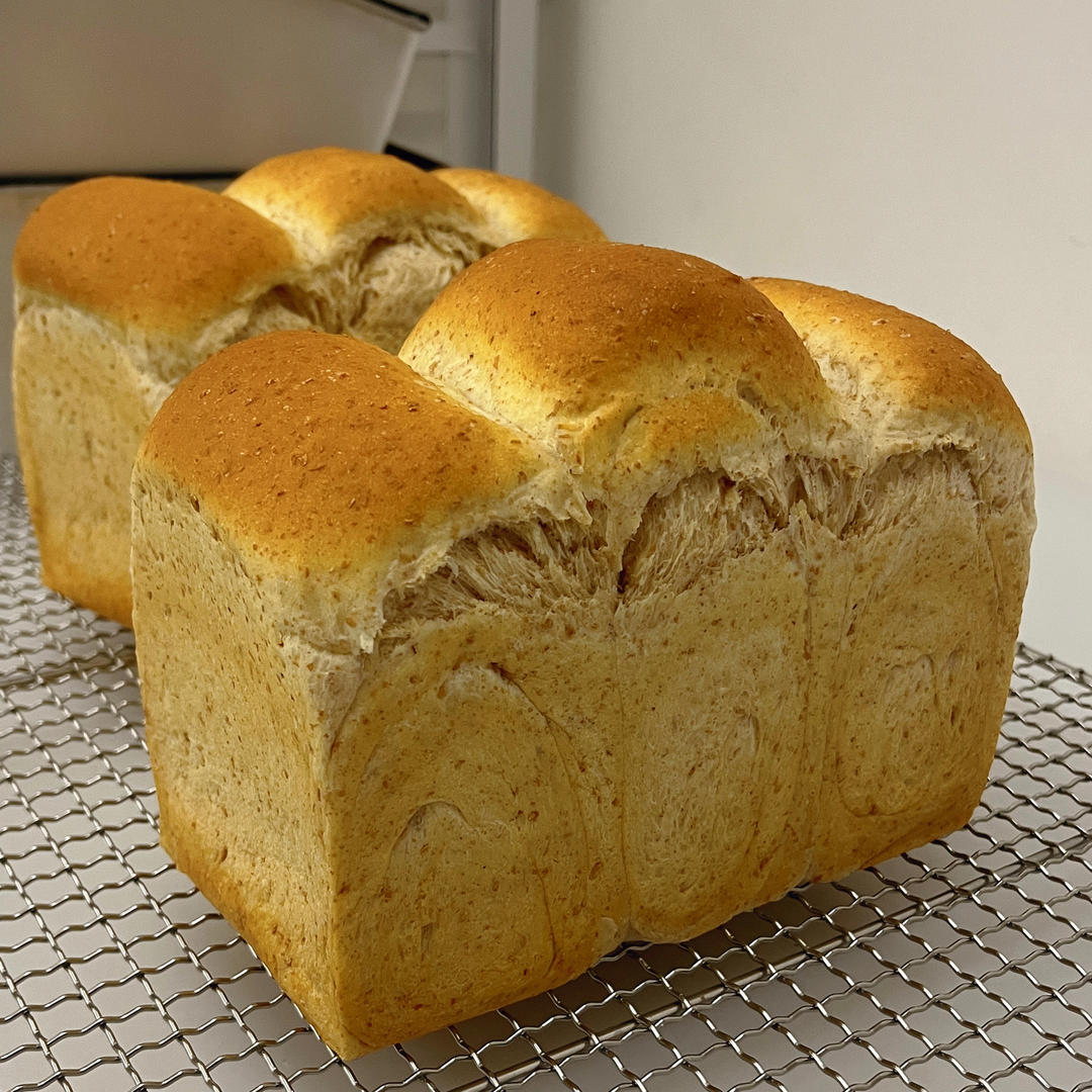 柔软的蜂蜜牛乳全麦吐司