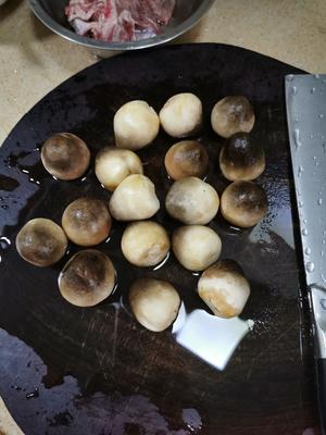 草菇芦笋炒牛柳的做法 步骤2