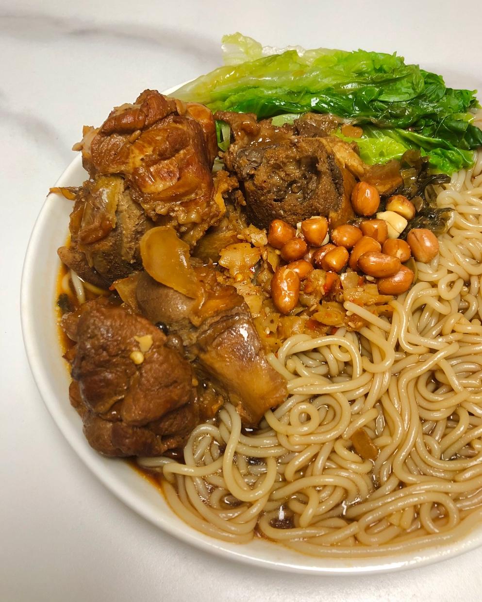 高压锅版 超级绝的 酱大骨捞粉(⁎⁍̴̛ᴗ⁍̴̛⁎)