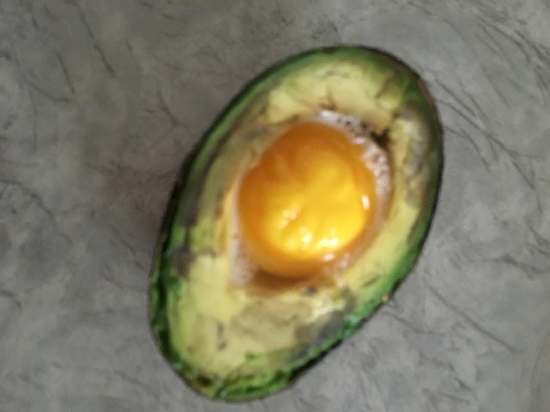 牛油果烤鸡蛋