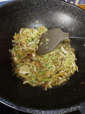 〈炒白菜丝〉，超级简单的一道菜。欣小厨 😉的做法 步骤8