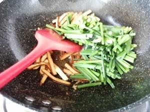 韭菜芯炒香干的做法 步骤7