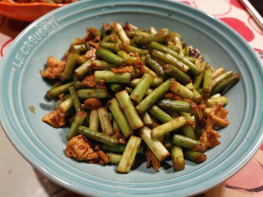 琥爷他娘做的豆瓣酱蒜苗炒鸡蛋