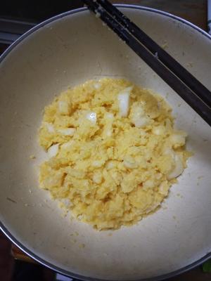 鸡蛋馒头碎的做法 步骤1