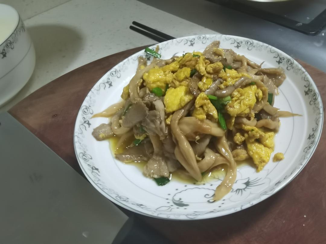 蘑菇炒鸡蛋	平菇这样炒，鲜美无比巨好吃