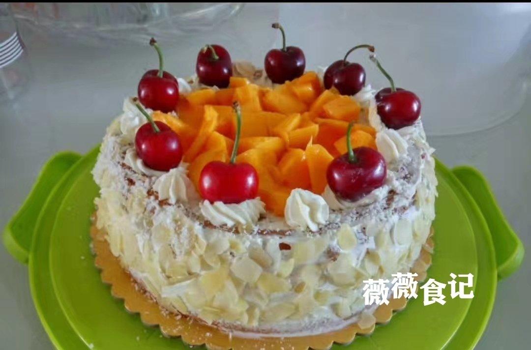 孩子们喜欢的泡芙草莓蛋糕来了