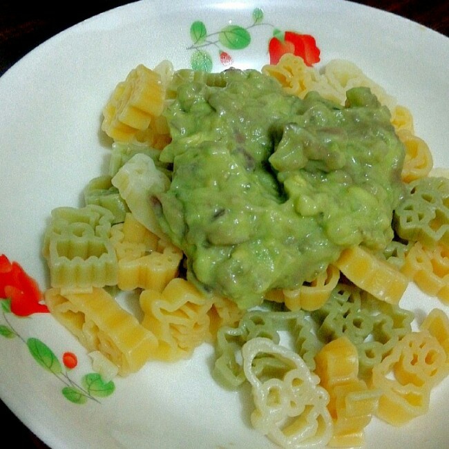 15分钟的意面佐希腊奶酪和牛油果