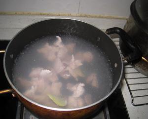 无花果灯芯球瘦肉汤的做法 步骤4