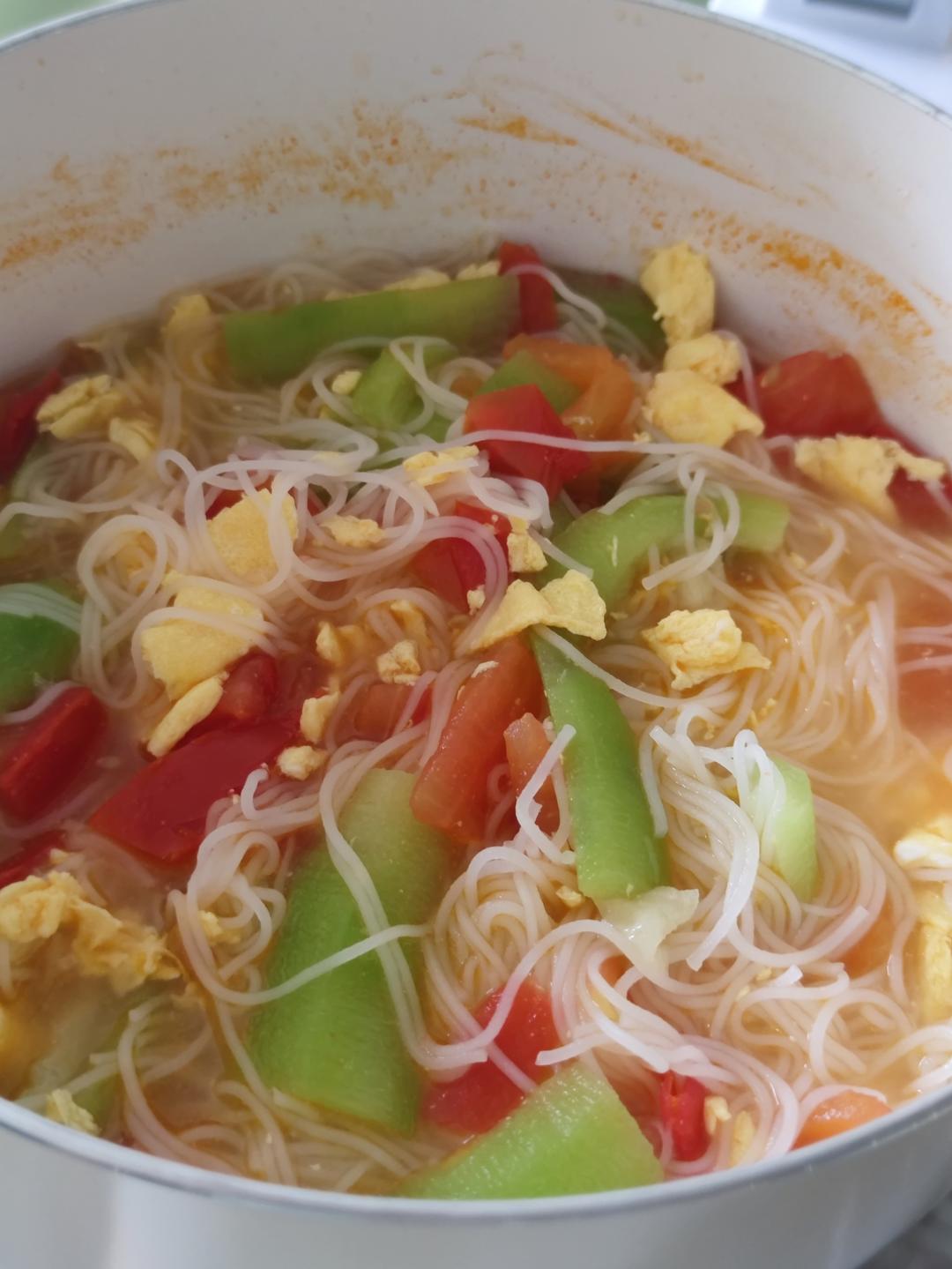 鸡蛋西红柿丝瓜面的做法