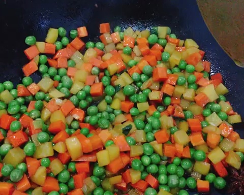 土豆胡萝卜豌豆小炒的做法