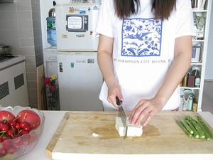 芦笋烧豆腐的做法 步骤1
