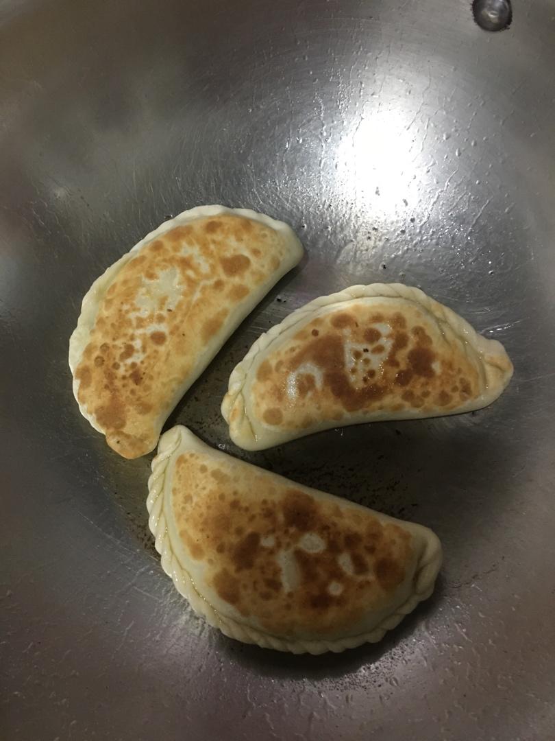 宓肉肉做的韭菜盒子附锁边视频超级详细版