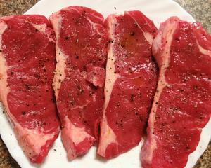 #低碳生酮减肥#五分熟煎牛排，丰富蛋白质，优质的油脂！肉就是力量！的做法 步骤1