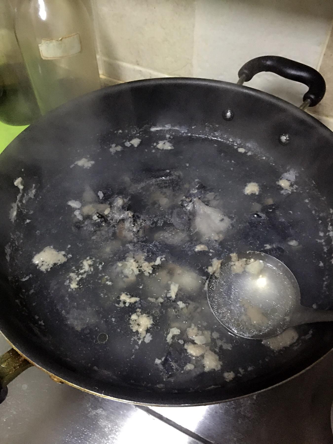 竹荪菌菇墨鱼鸡汤（鲜香美味且大补）的做法 步骤2