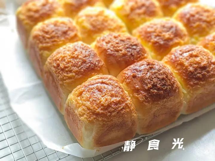椰蓉小餐包。柔软拉丝，椰香浓郁