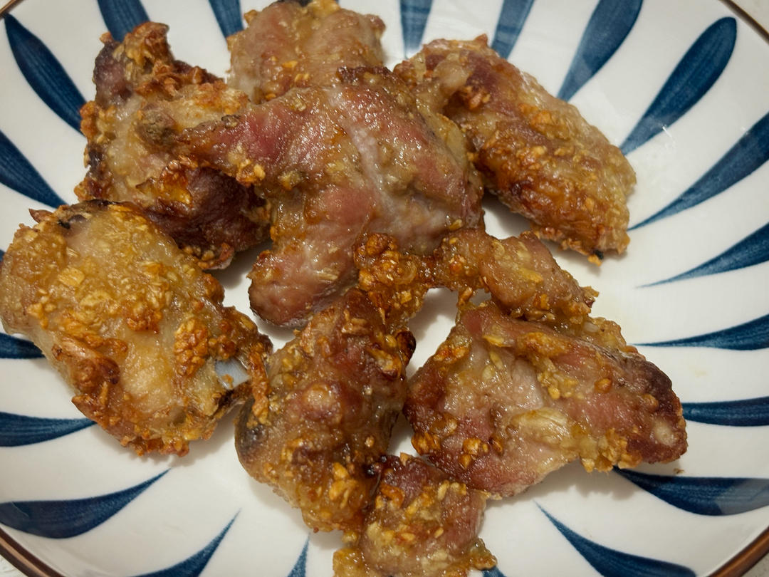 我家排骨从不红烧，加一些大蒜，出锅香喷喷，孩子吃完舔手指