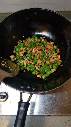 尖椒鸡丁(保持肉很嫩的窍门)的做法 步骤7
