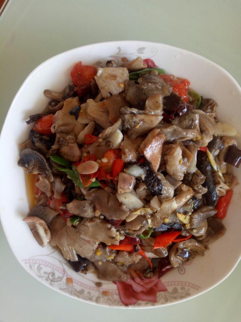 爆炒云南野生菌