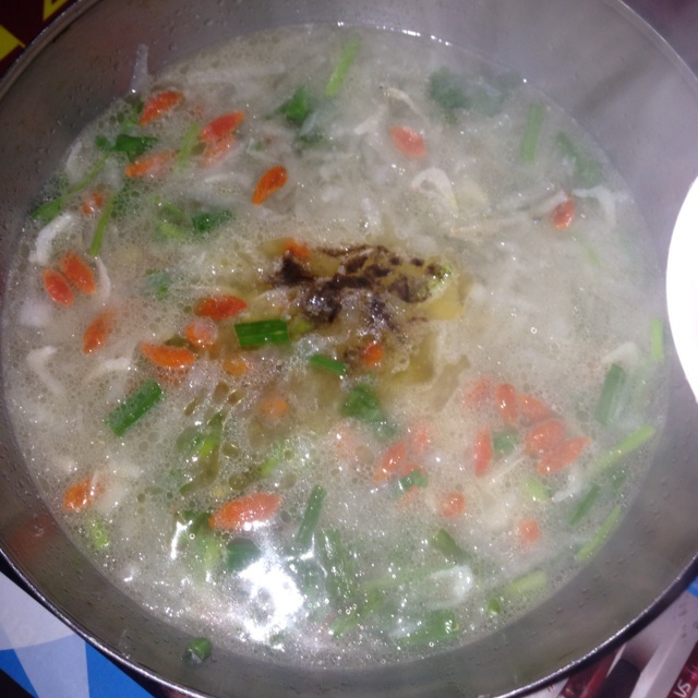 白萝卜虾皮枸杞汤