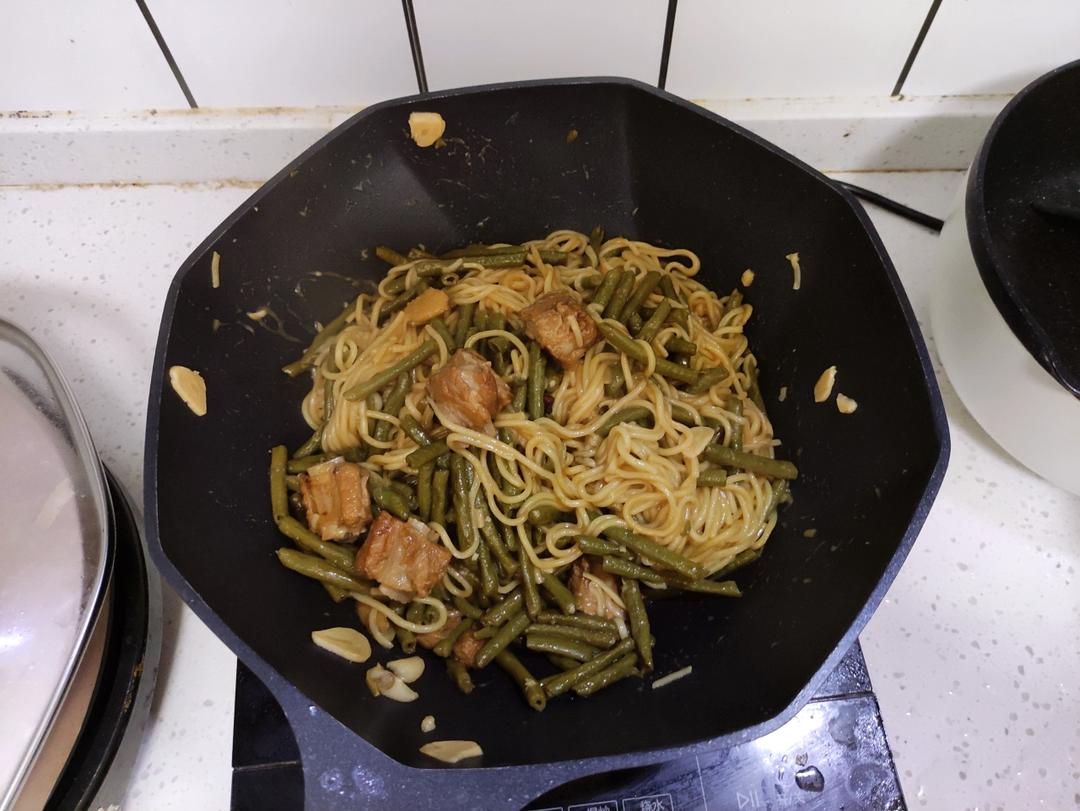 曼食慢语丨排骨豆角焖面