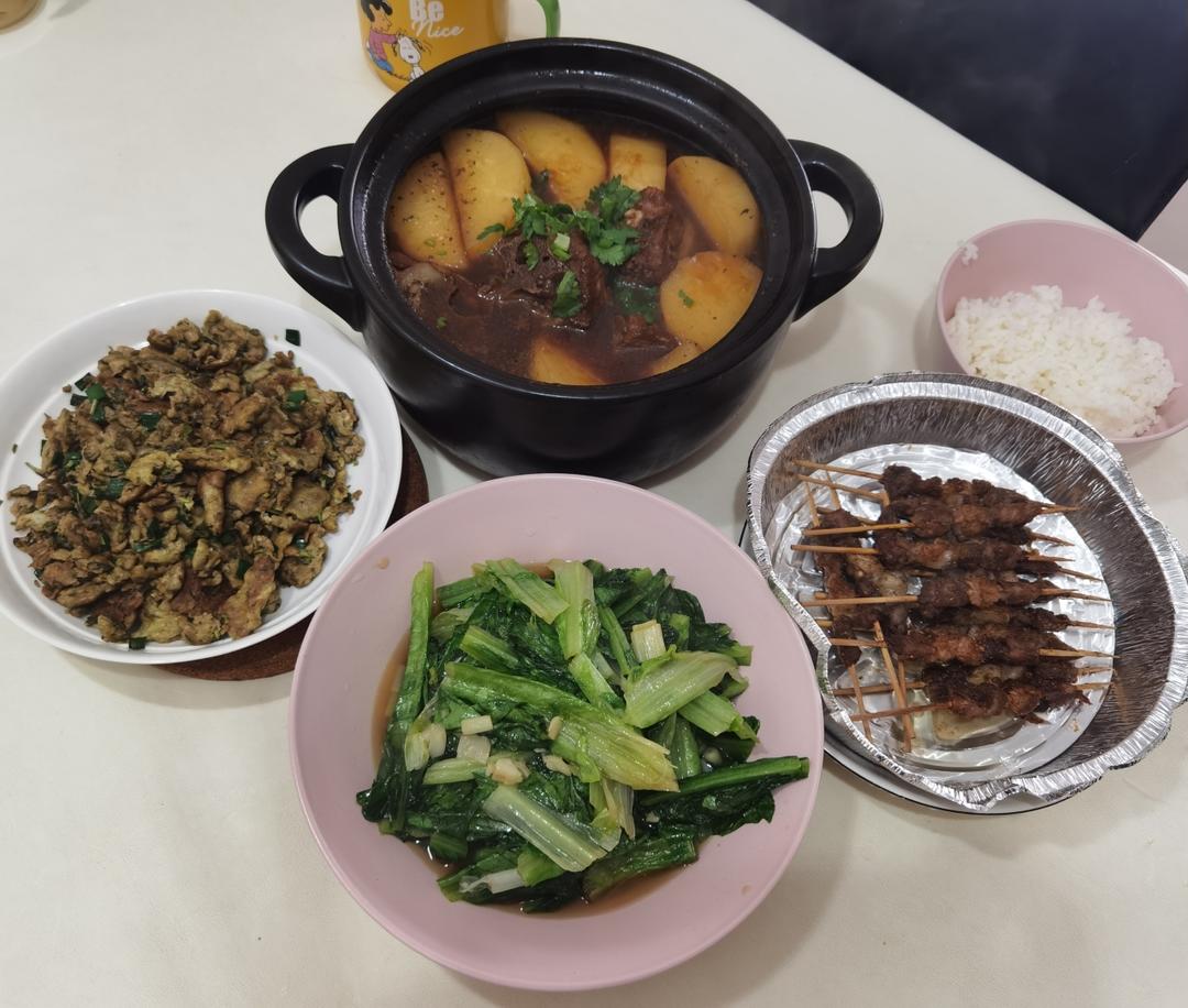 香椿炒鹅蛋                   （重庆名：椿芽炒鹅蛋）