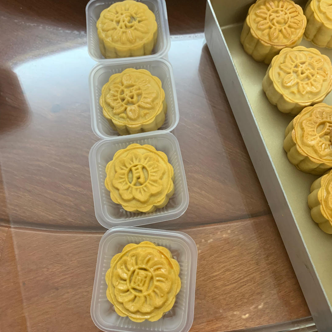 砸碗卖瓷买火锅做的广式莲蓉蛋黄月饼50克模