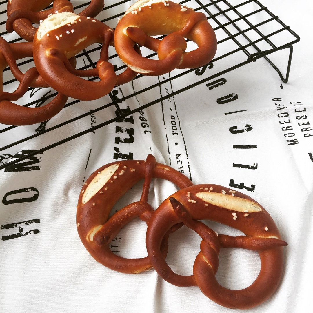 德国碱水面包Brezen（普雷节、巴伐利亚面包、扭结面包）