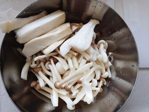 冬日暖汤——菌菇汤的做法 步骤2
