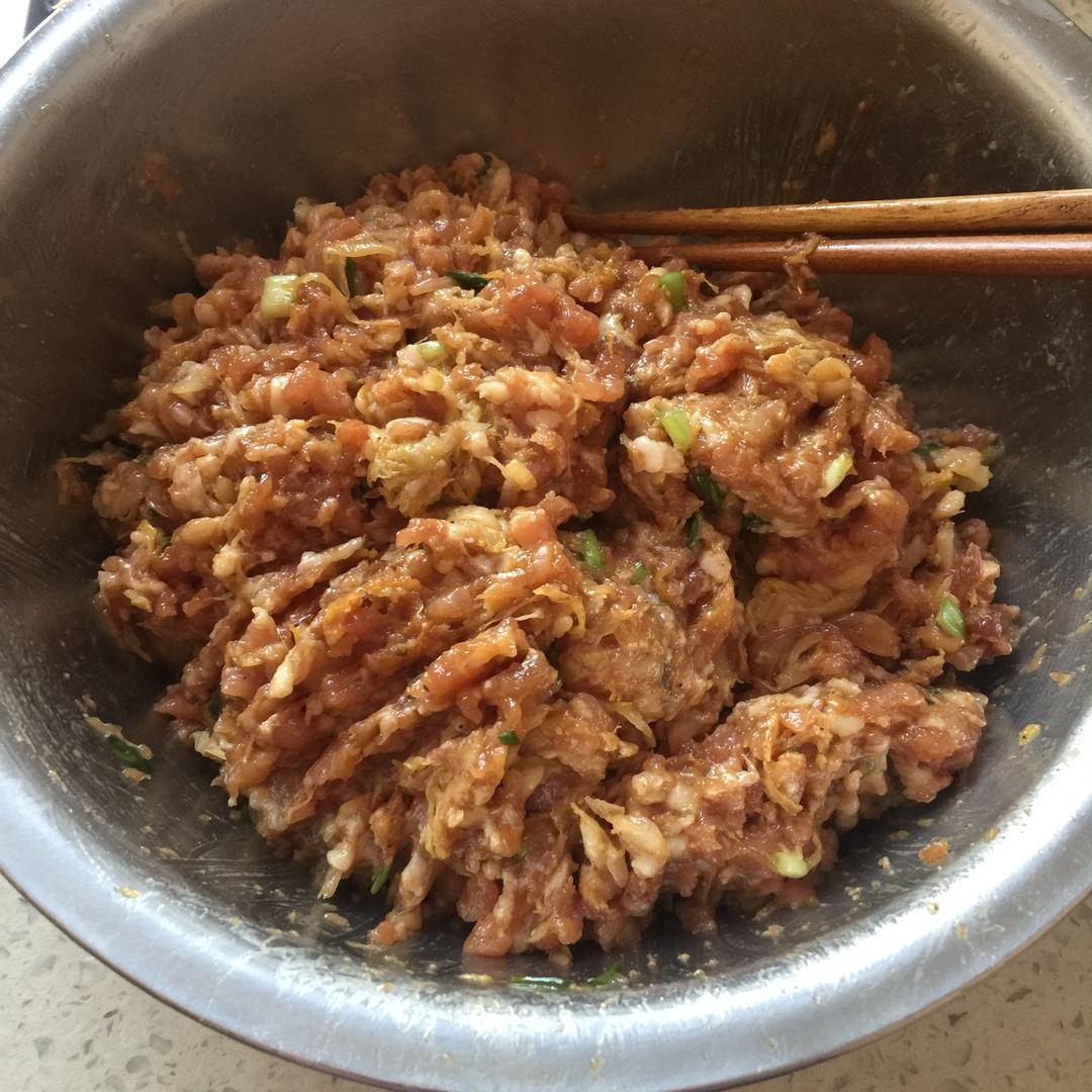 一枚胖豆做的猪肉酸菜水饺馅