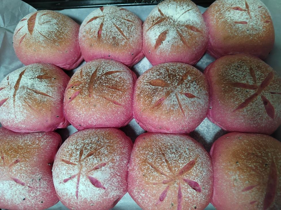 火龙果软欧包，粉嘟嘟～