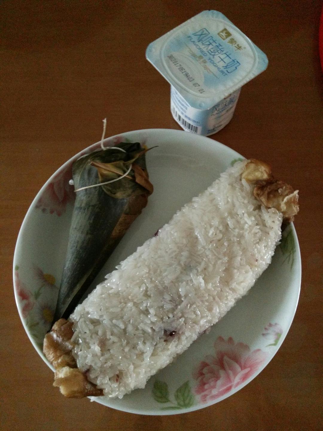 【酸奶松饼yogurt pancake】，搭上黑莓果酱和枫糖的美味。