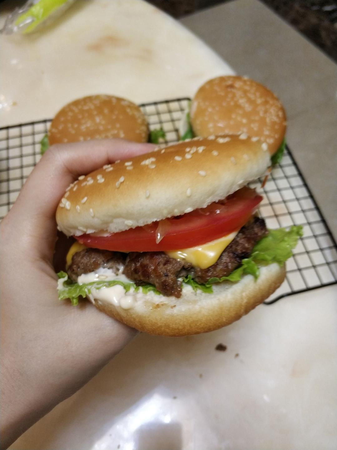 洋葱牛肉汉堡 Beef Hamburger with Fried Onions