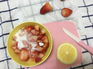 烘焙-一个配方做两款甜品 草莓炼奶慕斯and草莓炼乳奶冻的做法 步骤1