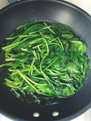 凉拌花生米菠菜的做法 步骤2