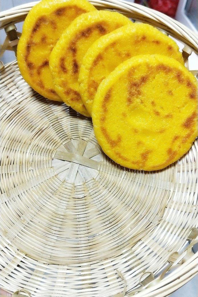 农家乐中的锅贴饼子（玉米饼子 大饼子）