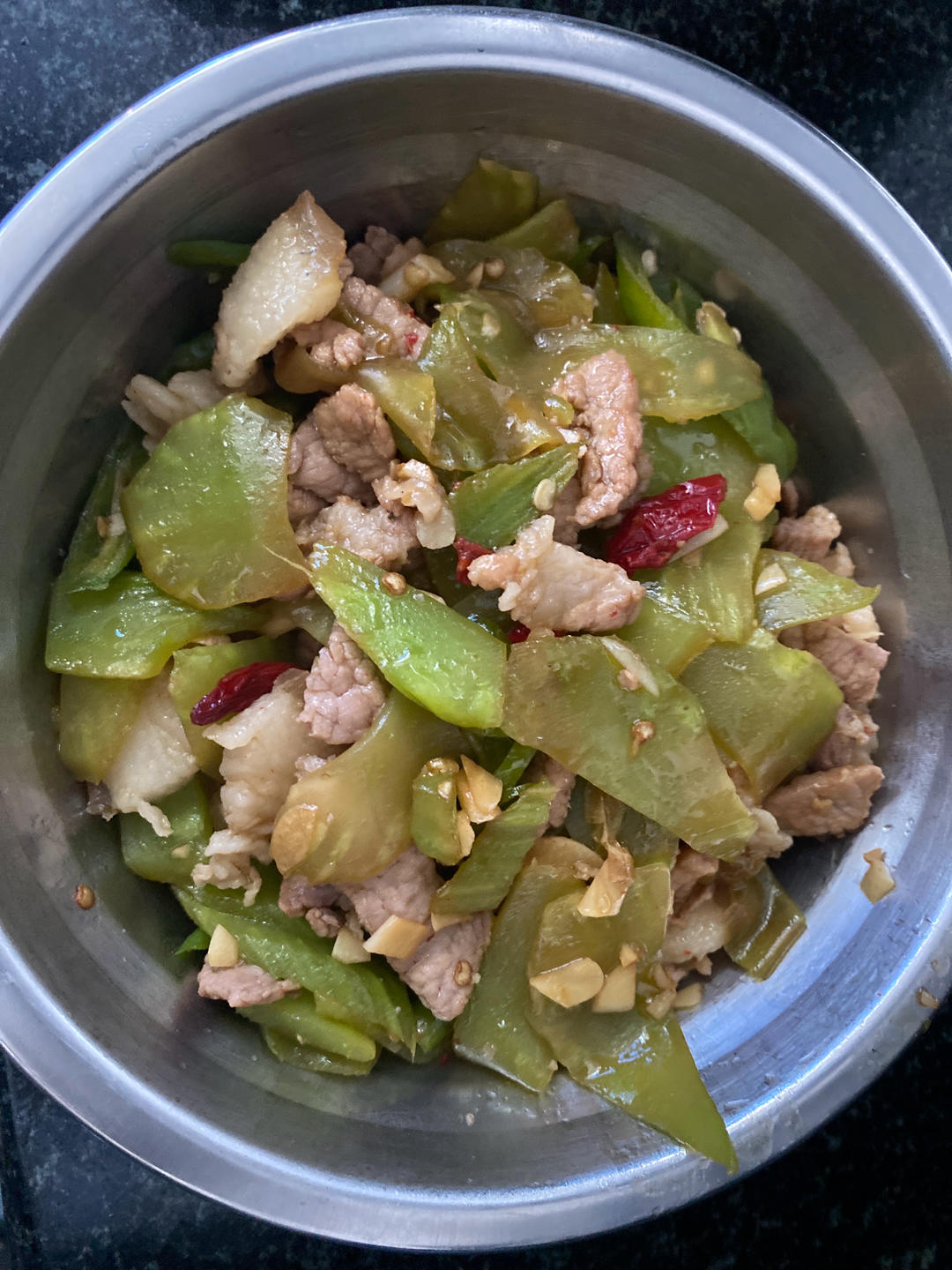 简单好吃下饭的莴笋炒肉来啦！