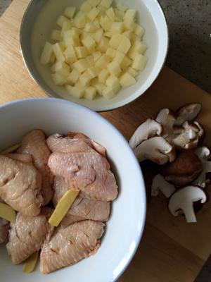 土豆香菇中翅焖饭（电饭锅）的做法 步骤1