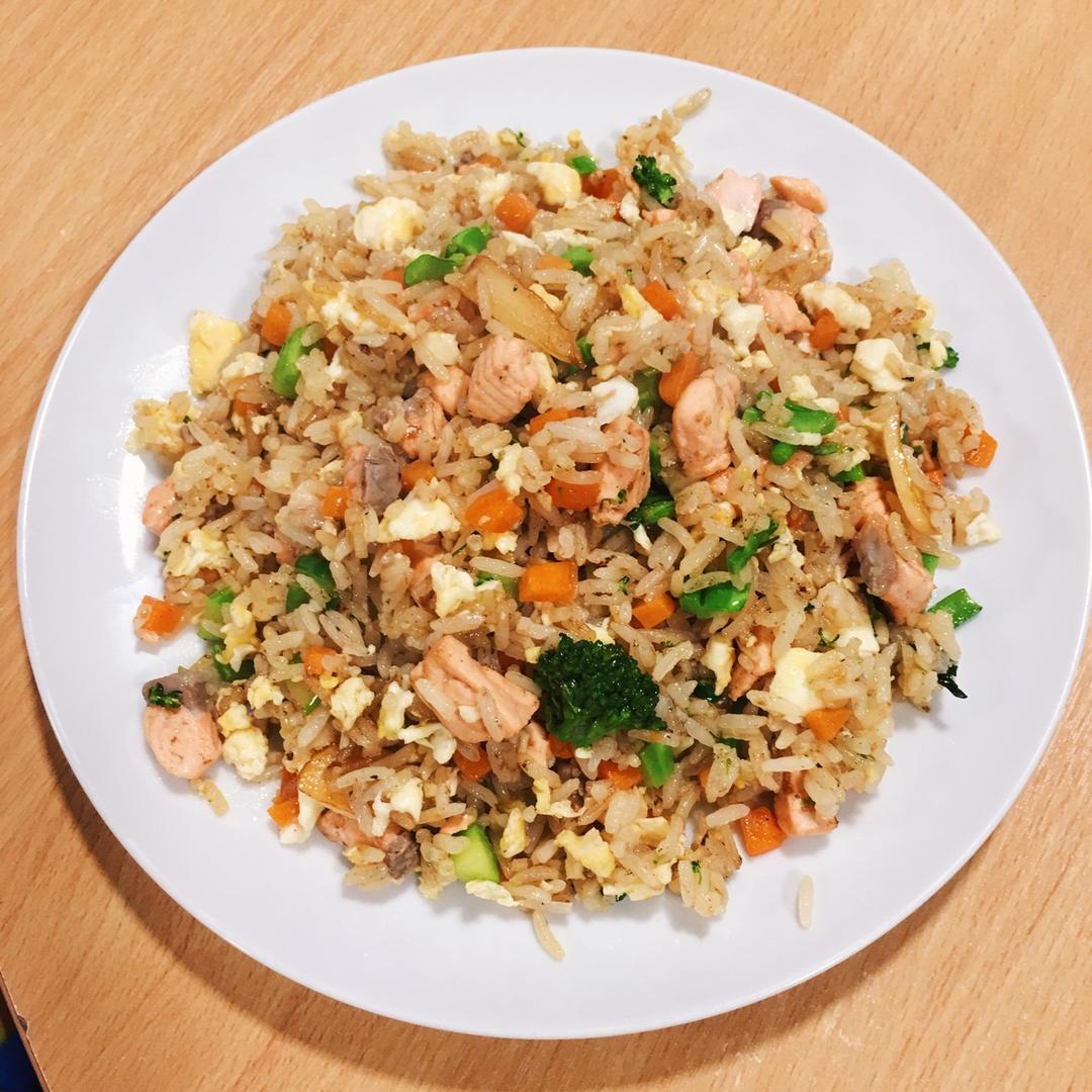 蒜香黄油三文鱼炒饭