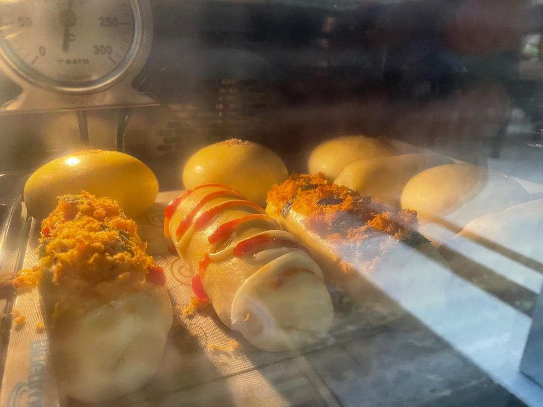 如棉花般松软的海苔肉松面包