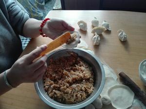 ［猪肉酸菜煸馅饺子］的做法 步骤7