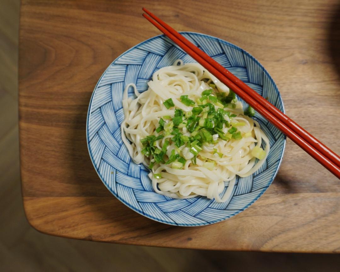 快手油泼葱油面的做法