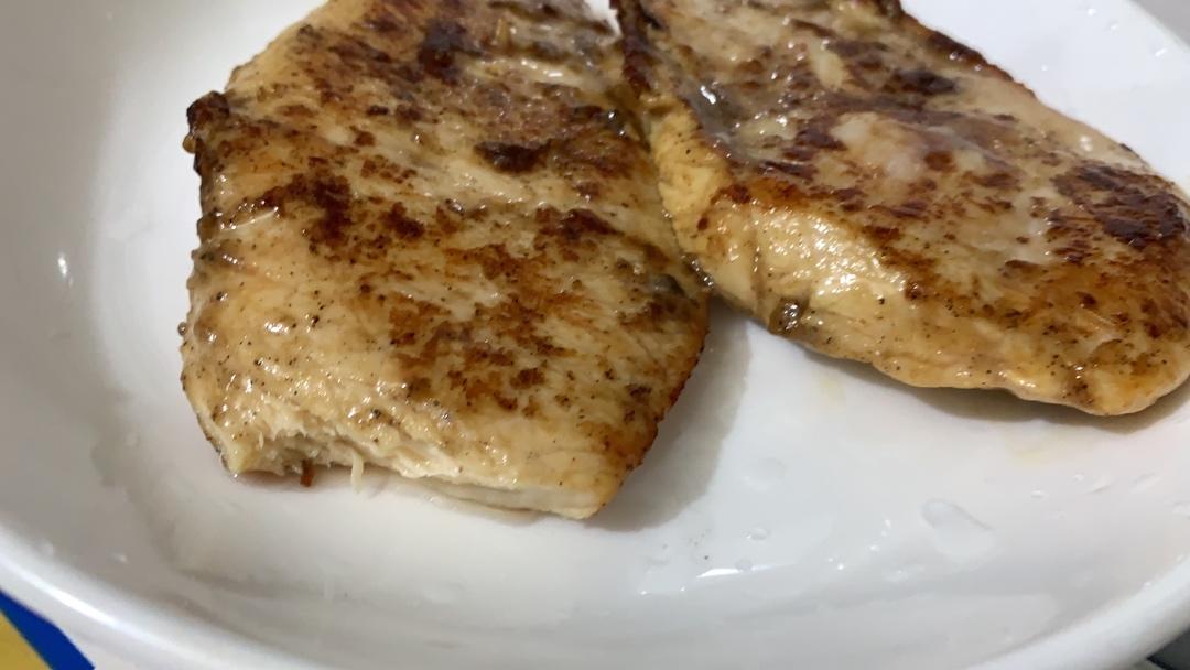 香煎鲜嫩多汁的黑椒鸡胸肉