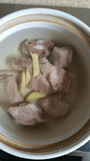 山药笋排骨煲汤的做法 步骤1