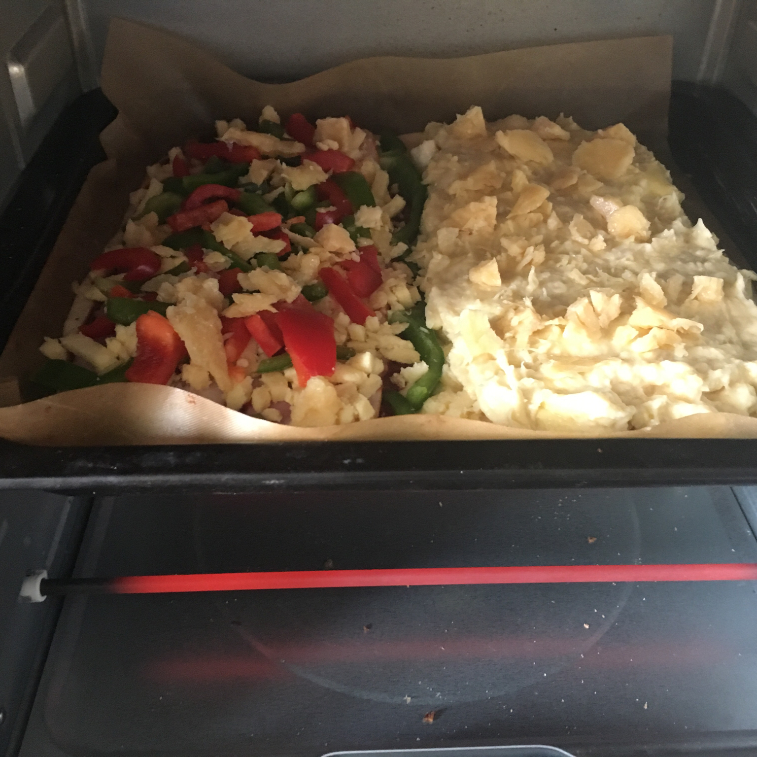 薄饼脆皮火腿pizza