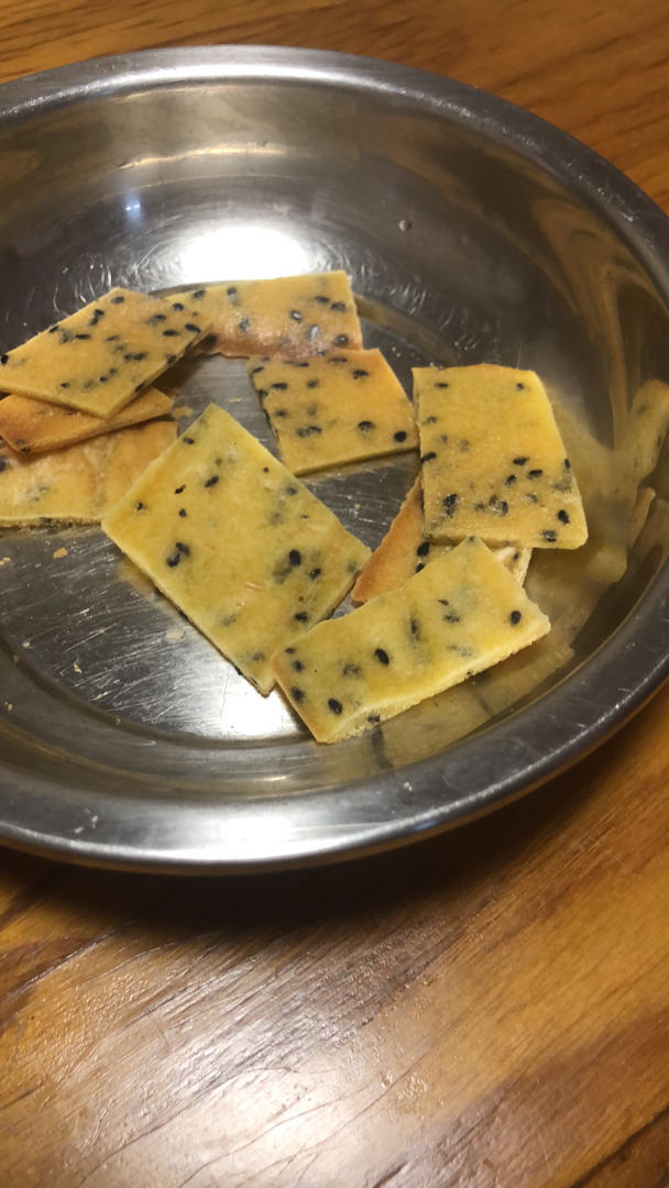 香脆可口的鸡蛋芝麻薄饼干